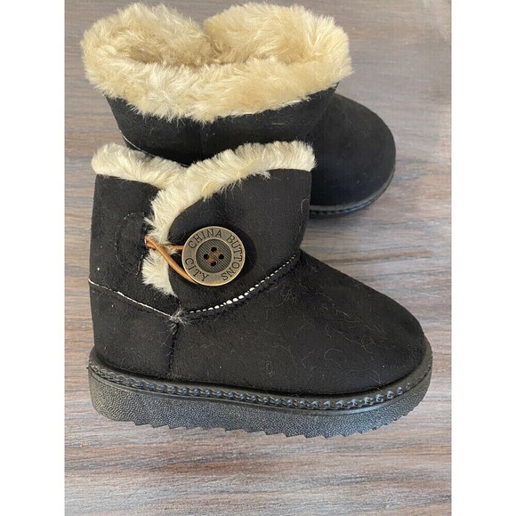 China Buttons City fuzzy Winter Pull on boots Black size 22 / 6 US baby boy girl - Picture 5 of 10